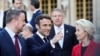 Францускиот претседател Емануел Макрон разговара со претседателката на Европската комисија Урсула фон дер Лејен на самитот на лидерите на ЕУ во замокот Версај. 10 март 2022 година.