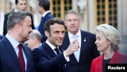 Francuski predsjednik Emmanuel Macron (u sredini) predsjednica Evropske komisije Ursula von der Leyen (desno) na neformalnom samitu lidera EU u Francuskoj u dvorcu Versailles, 10. mart 2022. 