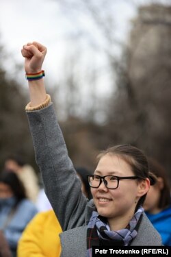 Участница митинга за права женщин в Алматы. 8 марта 2022 года
