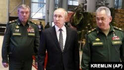Од лево кон десно - Началникот на Руската армија Валери Герасимов, претседателот Владимир Путин и министерот за одбрана Сергеј Шојгу