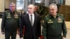 Presidenti i Rusisë, Vladimir Putin, qendër, së bashku me Ministrin e Mbrojtjes së Rusisë Sergei Shoigu, dhe Gjeneralin Valery Gerasimov.