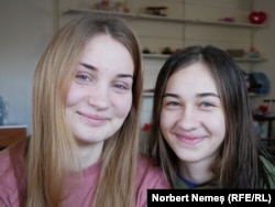 Nastia (21 de ani) și sora ei, Anna (13 ani).