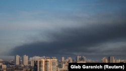 Nori de fum deasupra capitalei ucrainene în urma unor bombardamente rusești în apropiere de Kiev, 12 martie 2022.