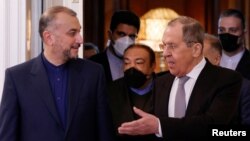 سرگئی لاوروف‌، وزیر خارجه روسیه، همراه با همتای ایرانی خود، حسین امیرعبداللهیان