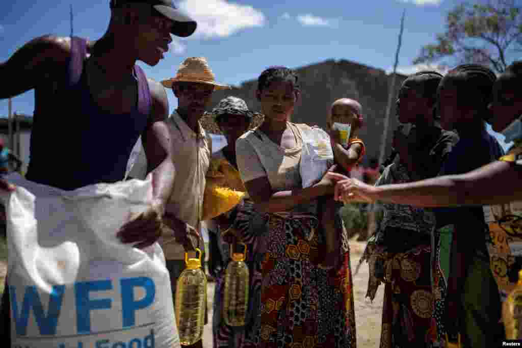 A húszéves Masy Modestine kétéves kisfiával a karján áll sorban élelmiszer-adományért. Jelenleg több mint egymillió ember számít a Világélelmezési Program rendszeres segélyszállítmányaira dél-Madagaszkáron