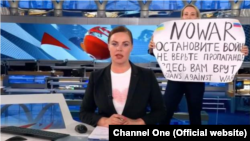 Russia -- A woman has interrupted a broadcast by Russia's state-owned Channel One by running out with a sign "Stop the war. Don’t believe the propaganda. They’re lying to you here. Russians against war", Moscow, March 14, 2022.