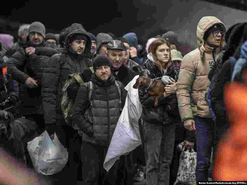 Miercuri, Ucraina a continuat evacuarea civililor, după ce Rusia a întrerupt bombardarea orașelor aflate sub asediu începând cu ora 09.00, cea locală. În fotografie, un grup de civili evacuați din localitatea Iprin, din apropierea capitalei Ucrainei, Kiev, 9 martie 2022