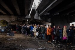 Un grup de civili, evacuați pe data de 7 martie din localitatea Irpin, aflată în vecinătatea Kievului.