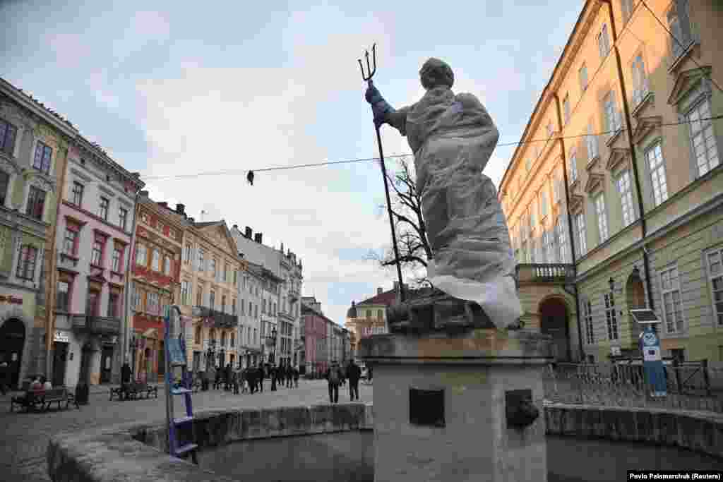 Абкручаная скульптура Нэптуна на Рынку (галоўнай плошчы) у Львове