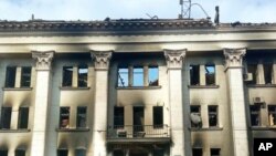 Здание Драмтеатра в Мариуполе после удара российской авиации
