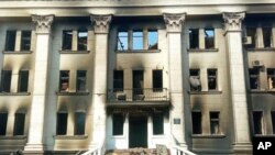 Драматический театр, пострадавший после бомбардировки, в Мариуполе, 17 марта 2022 года