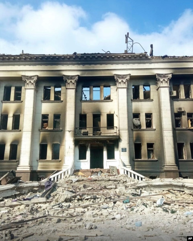 Зруйнований Драмтеатр в Маріуполі