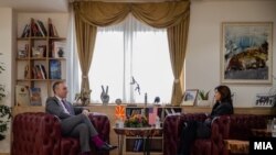 Првиот вицепремиер и министер за политички систем и односи меѓу заедниците, Артан Груби денеска оствари средба со амбасадорката на САД во Скопје, Кејт Мери Брнс.