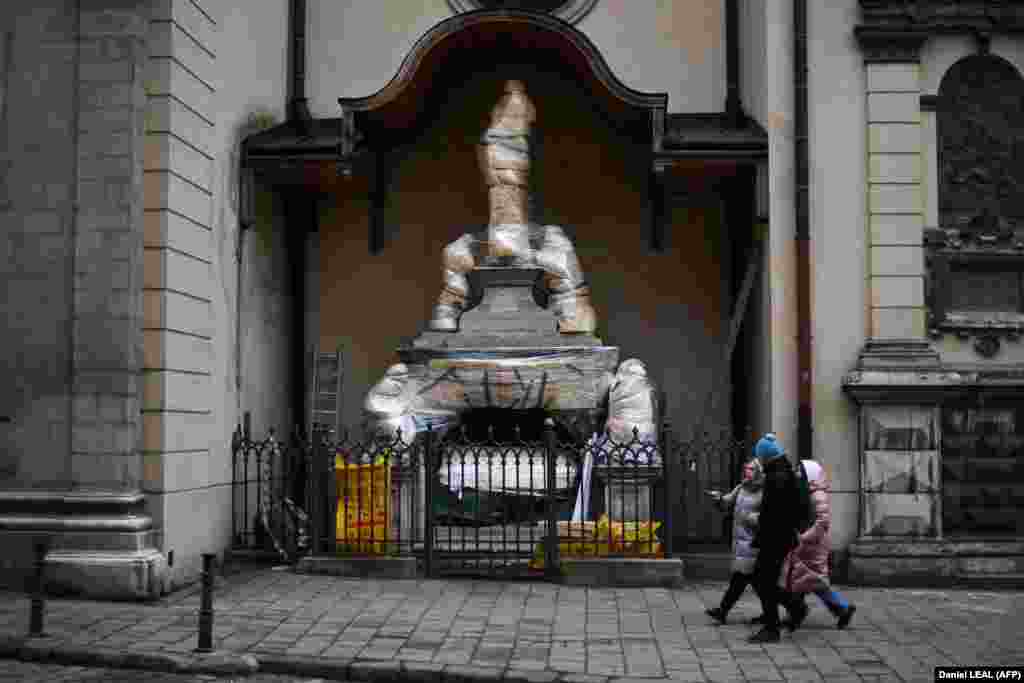 Загорнутыя статуі каля архікатэдральнай базылікі Ўнебаўзяцьця Найсьвяцейшай Панны Марыі, таксама вядомай як Лацінскі сабор у Львове