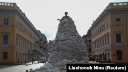 Monumentul fondat oruluiOdesei, Ducele de Richelieu, acoperit cu saci de nisip pentru a-l apăra de bombardamente, centrul orașului Odesa, 9 martie 2022.