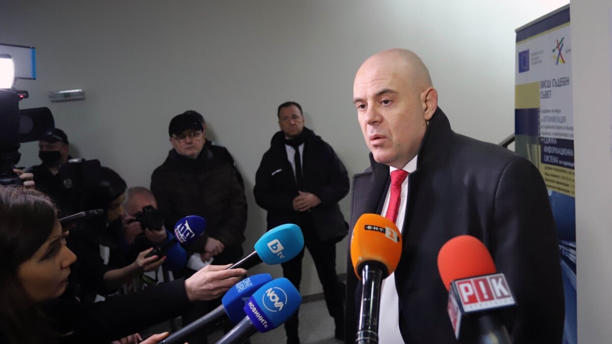 Главният прокурор Иван Гешев сезира Конституционния съд (КС) с искане