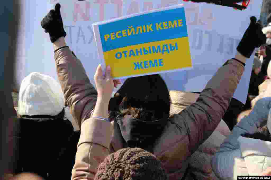 Участница митинга за права женщин держит антивоенный плакат в поддержку Украины, где 17-й день идет борьба против российской оккупации&nbsp;