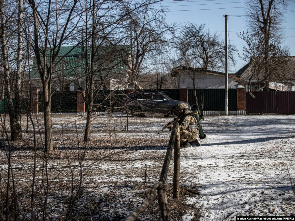 Forcat e Armatosura të Ukrainës po sulmojnë vendbanimin ku ndodhet ushtria ruse. Rajoni i Kievit, 10 mars 2022