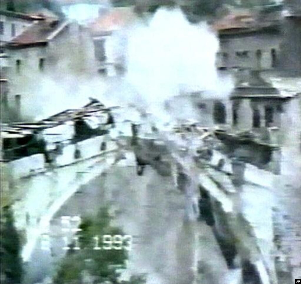 Trenutak rušenja Starog mosta u Mostaru, novembar 1993.