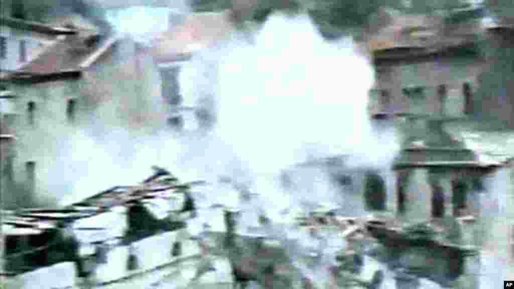 Stari most u Mostaru je srušen je 9. novembra 1993. godine, a sam trenutak rušenja snimile su televizijske kamere. Pretresno vijeće u slučaju "Prlić i ostali" je zaključilo da su snage Hrvatskog vijeća obrana počinile bezobzirno razaranje, ali su naveli da je most bio legitiman vojni cilj. Slika lijevo je iz 1993. a slika desno iz 2019. 