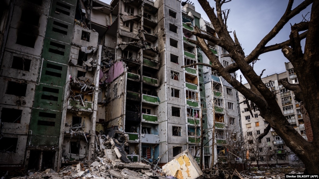 ساختمانی مسکونی در شهر چرنیهیف که بر اثر حمله هوایی ارتش روسیه ویران شده است