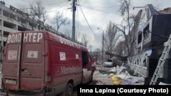 Distrugeri în cartierele de locuit din Mariupol sunt descrise în fotografii trimise Serviciului ucrainean al Europei Libere de o locuitoare a orașului, Inna Lapina. Această fotografie a fost făcută pe 9 martie 2022. 