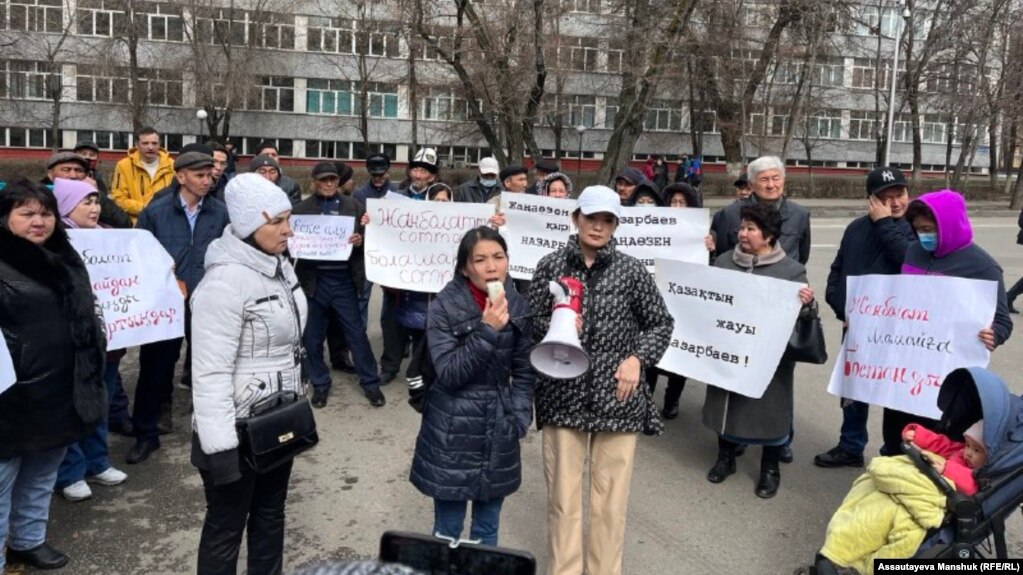 Сторонники лидера незарегистрированной Демократической партии Жанболата Мамая требуют его освобождения, собравшись у департамента полиции Алматы. 14 марта 2022 года