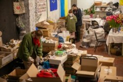 Mbledhja e ndihmave nga ukrainasit e bllokuar nga luftimet.