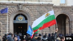 Членове и симпатизанти на ГЕРБ се събраха пред сградата на Министерския съвет в София след призив на депутатите от партията