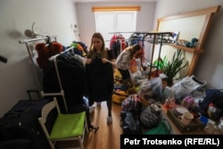 Волонтеры собирают одежду для украинских беженцев. Алматы, 9 марта 2022 года