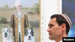 Президент Туркменистана Сердар Бердымухамедов на фоне портрета своего отца, бывшего президента Гурбангулы Бердымухамедова 