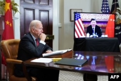 Президент США Джо Байден під час відеозв’язку з лідером Китаю Сі Цзіньпінем. Фото зроблене в кімнаті Рузвельта в Білому домі 15 листопада 2021 року