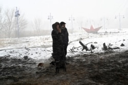 Doi civili, surprinși în timpul evacuării localității Irpin, aflată la 20 de kilometri de Kiev, 9 martie 2022.
