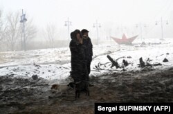 Doi civili, surprinși în timpul evacuării localității Irpin, aflată la 20 de kilometri de Kiev, 9 martie 2022.