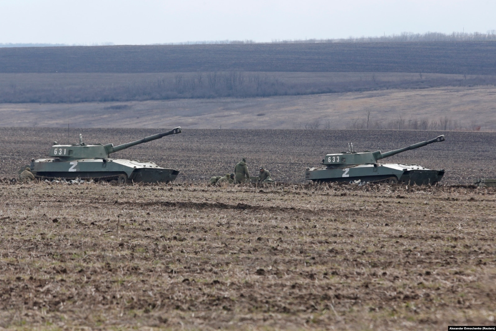 Tanket ruse me simbolin 'Z' duke lëvizur në fshatin Bugas në rajonin ukrainas të Donjeckut. 6 mars 2022.