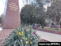 Памятник Тарасу Шевченко в Керчи, 9 марта 2022 года