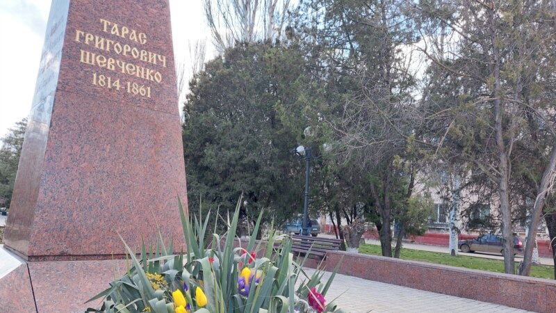 Жители Керчи несут цветы к памятнику Тарасу Шевченко в день рождения Кобзаря (+фото)