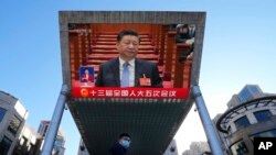 Кытайдын төрагасы Си Цзинпин Бээжинде Бүткүл Кытай Эл өкүлдөр жыйынынын ачылыш аземинде түз эфирде. 5-март, 2022-жыл. 