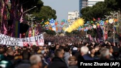 Pamje të protestës më 12 mars në Tiranë.