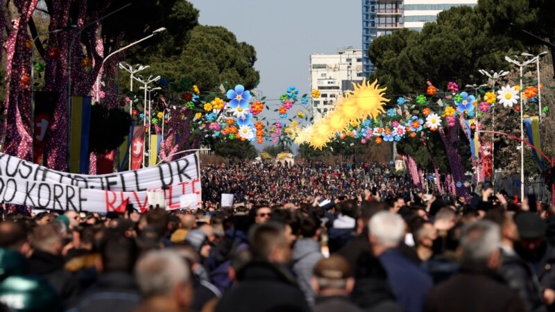 Qytetarët protestojnë, Qeveria shqiptare prezanton “Paketën Sociale” 