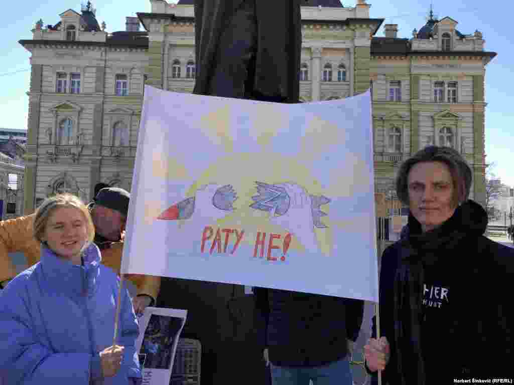 Na protestu su bili i mladi, koji su podelili poruke svojih vršnjaka iz Ukrajine o stradanju građana &nbsp; &nbsp;