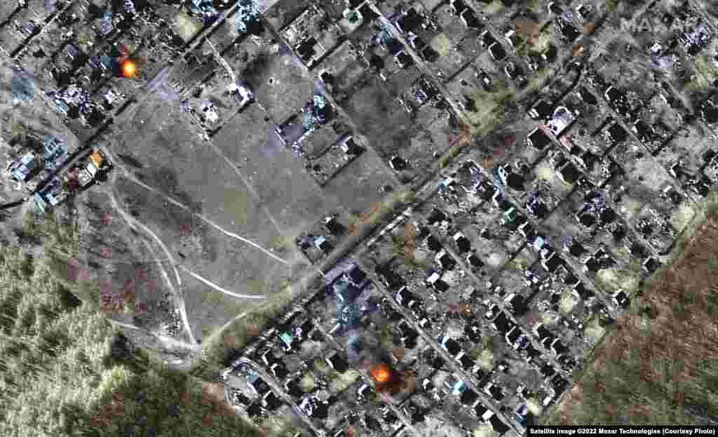 Разрушени домове, кратери от бомбардировки и пожари в Мошун, северозападно от Киев.