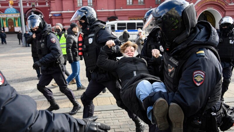 AI: власти преследуют СМИ, чтобы не допустить протестов в России