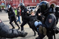 Полиция арестовывает людей, вышедших протестовать против войны. Москва, Манежная площадь, 13 марта 2022 года