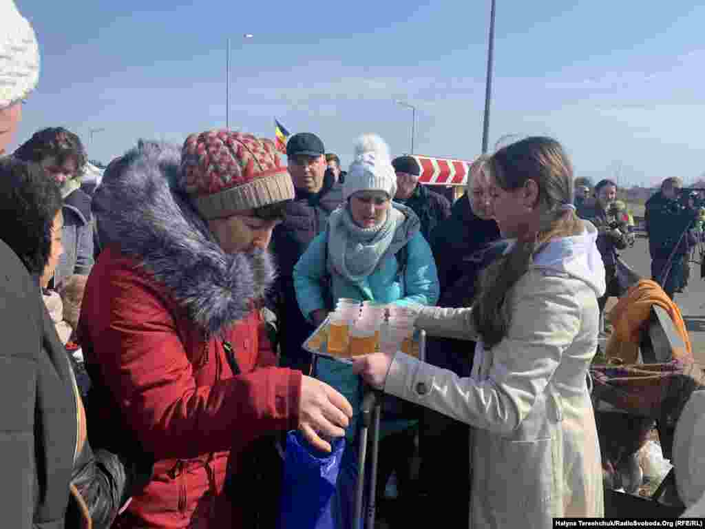 14-річна волонтерка Лідія Шалавила роздає гарячий чай людям, які втікають від російської агресії