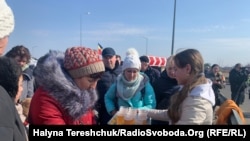 Кордон України та Польщі: «гуманітарний коридор» для біженців на пункті пропуску «Краковець» (фотогалерея)