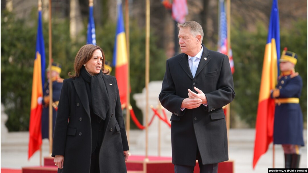 În puținele discursuri ale președintelui României pe tema războiului din Ucraina, numele „Putin” nu e rostit. (Imagine de la vizita la București a vicepreședintelui SUA, Kamala Harris. 11 martie 2022)