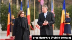 În puținele discursuri ale președintelui României pe tema războiului din Ucraina, numele „Putin” nu e rostit. (Imagine de la vizita la București a vicepreședintelui SUA, Kamala Harris. 11 martie 2022)