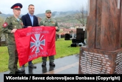 Zaplatin, prvi lijevo, sa zastavom Saveza dobrovoljaca Donbasa u Višegradu, april 2019.