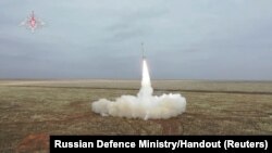 Imagine de arhivă cu lansarea unei rachete de croazieră a sistemului de rachete tactice Iskander, difuzată de Ministerul rus al Apărării pe 19 februarie 2022.